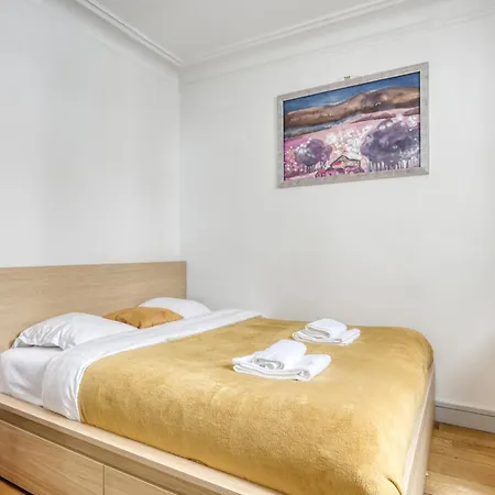 Large Duplex Flat In A Courtyard - Trendy 10 *